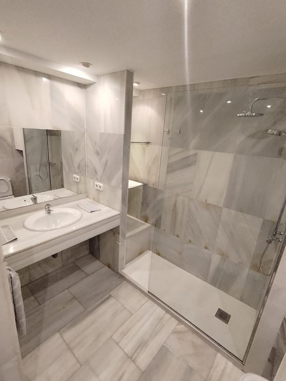 Hostel Latimoamericano Masculino มาดริด ภายนอก รูปภาพ